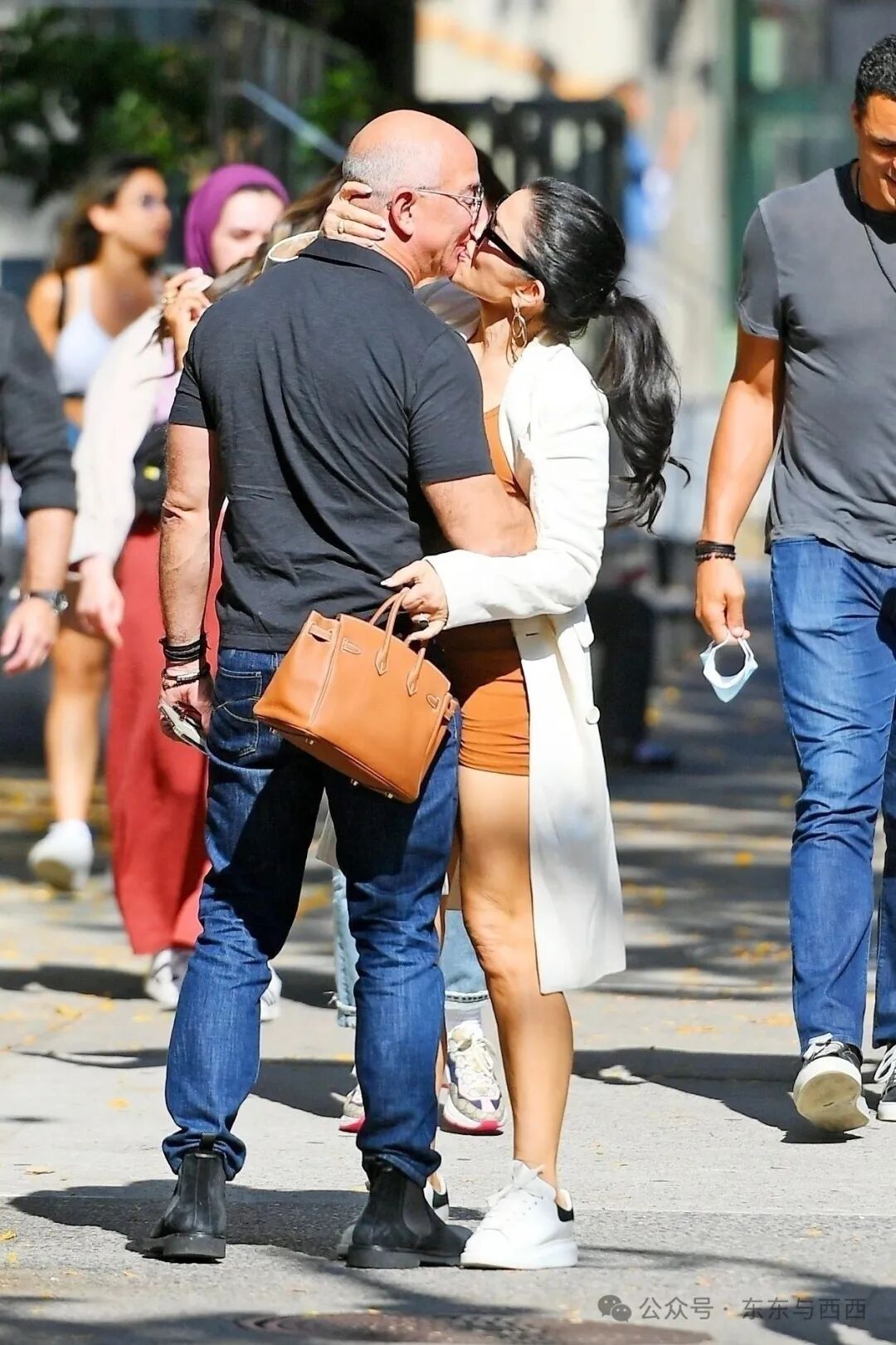 Jeff Bezos and Lauren Sanchez pack on PDA during NYC visit | Fox Business