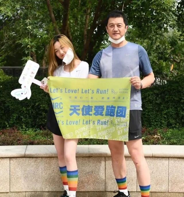 14岁李嫣与爸爸一起做公益,兔唇已完全治好|王菲_新浪新闻