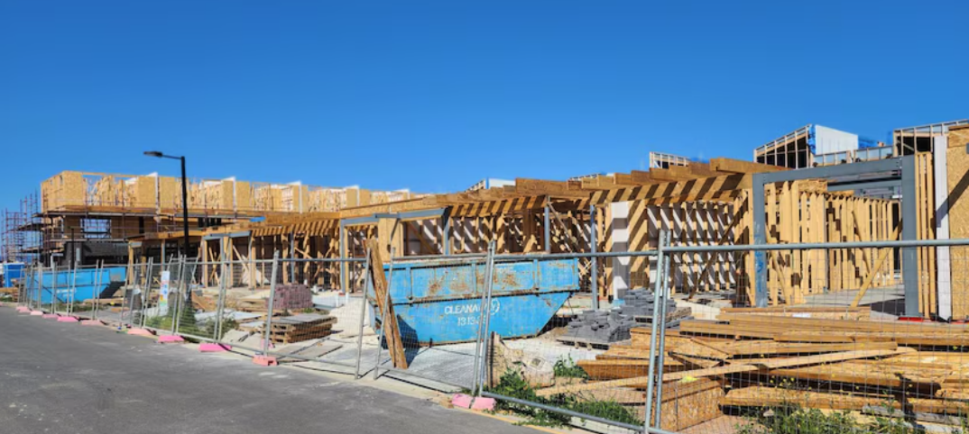 澳洲建筑业真的撑不住了!近3500家公司一年倒下,住房危机可能越来越严重