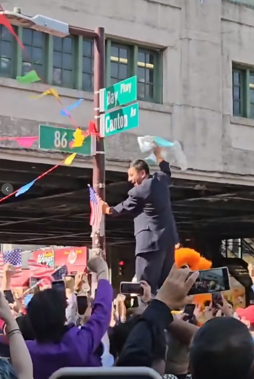 纽约正式挂上“广东大道”街牌！华人在这里扎根，也把名字留了下来