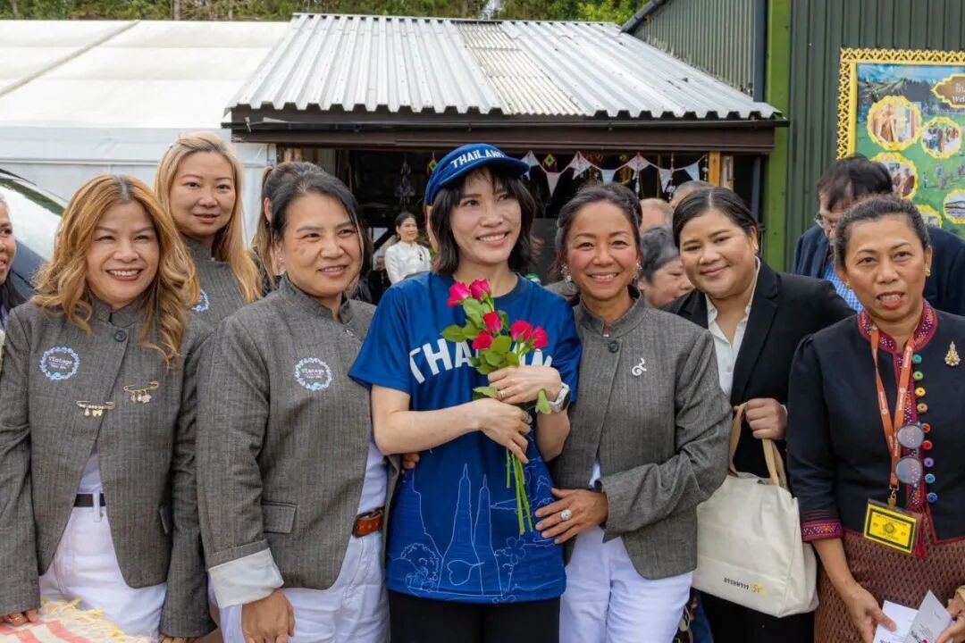 苏娘娘一个人开战斗机上天,48岁身体素质惊人,贵妃扮嫩却被嘲落魄了……