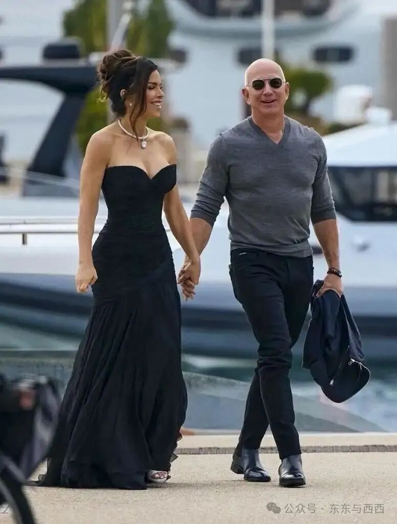 Lauren luci&oacute; impresionante con un vestido negro, tomada de la mano de su futuro esposo, el multimillonario Jeff Bezos.
