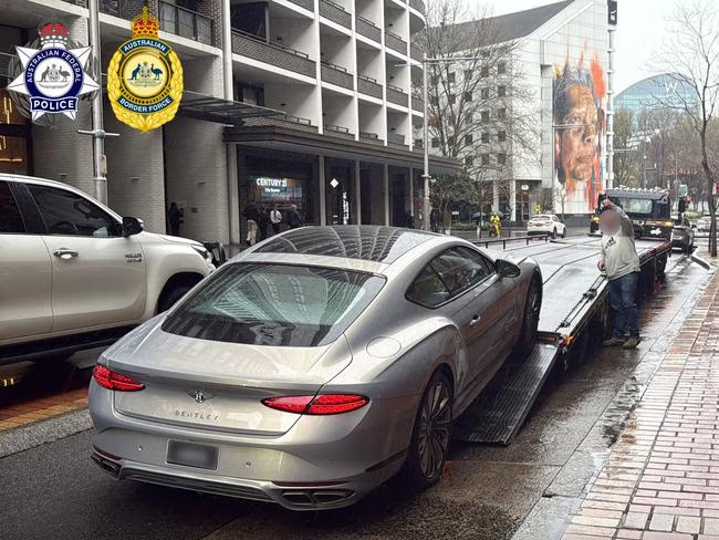 两名华人被捕, 或被遣返! 澳洲警方突击行动, 搜出豪车, 奢侈品, 大量现金!
