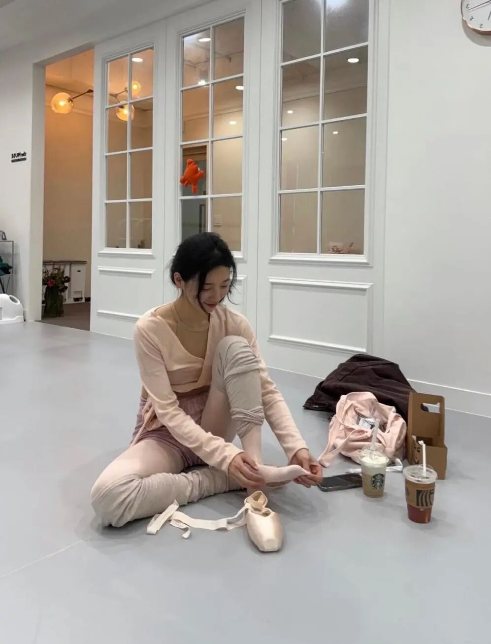 抛弃高跟鞋的年轻人,又捧红了“美丽刑具”