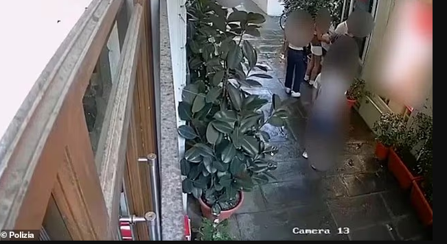 外国游客当场吓傻！一家三口出国旅游，突然被人当街喷辣椒水，2.3万美元名表被抢走