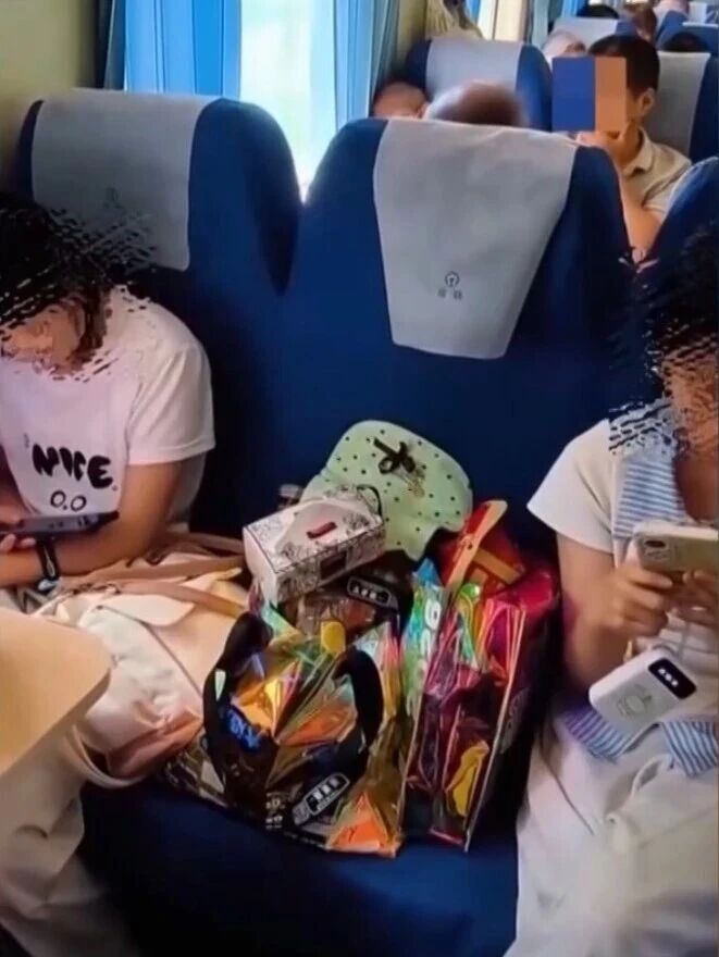 “旅客买票占座放零食”,国铁集团再回应