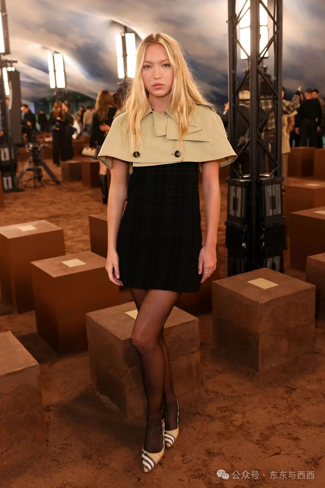 Lila Moss attended the Burberry London Fashion Week show in a cropped trench coat