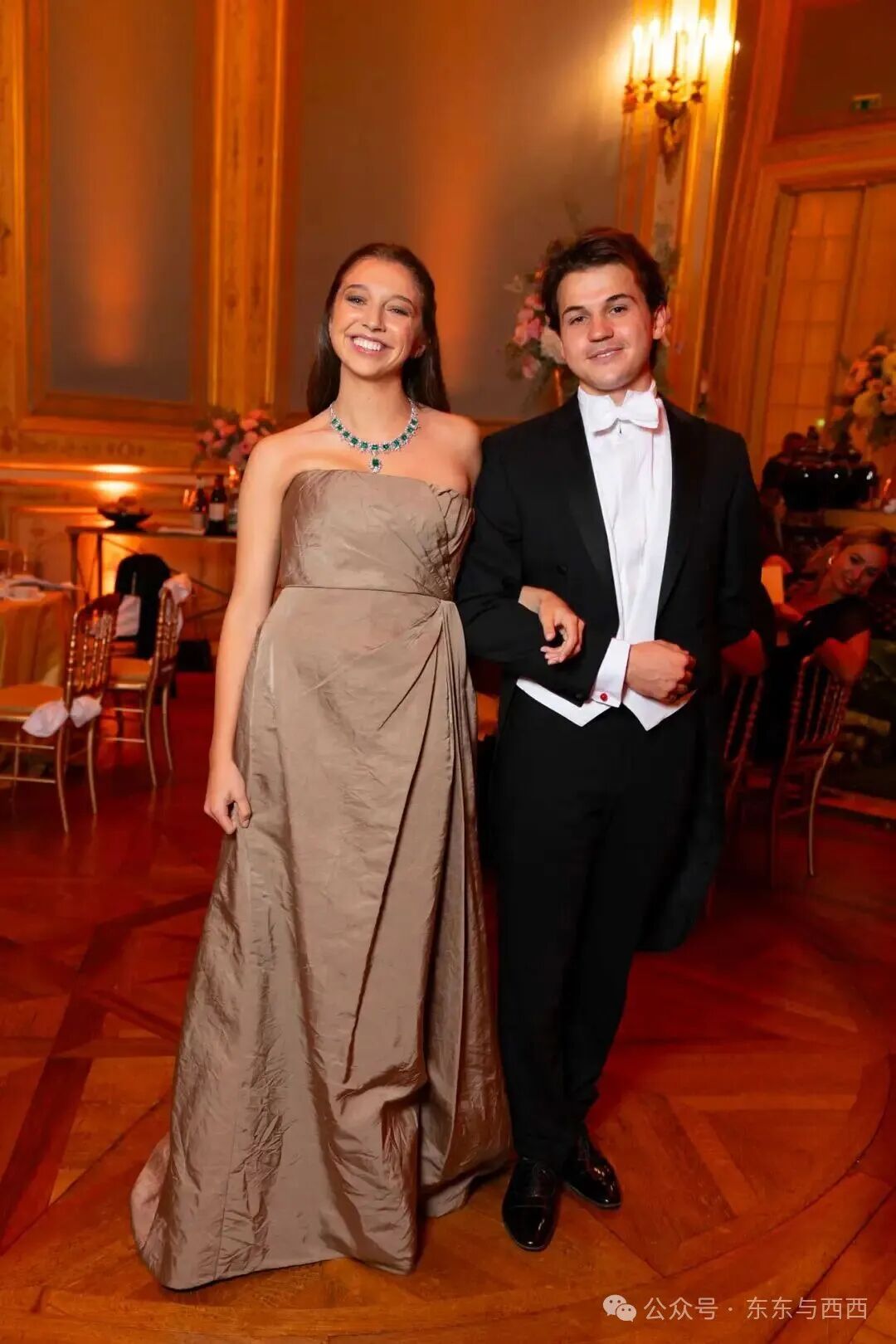 La princesse Isabelle et le prince Constantin parmi les Orléans présents en nombre au Bal de débutantes