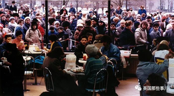 first-mcdonald-restaurant-opens-soviet-union-moscow-russia-1900-31-5b963c961d390__700.jpeg 图片