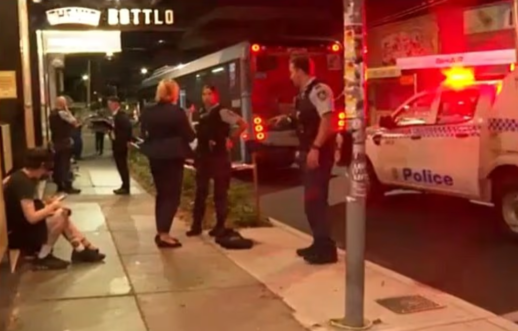 悉尼发生随机捅人案！男子血洒巴士，袭击者在逃，警方地毯式搜索（视频/组图） - 2