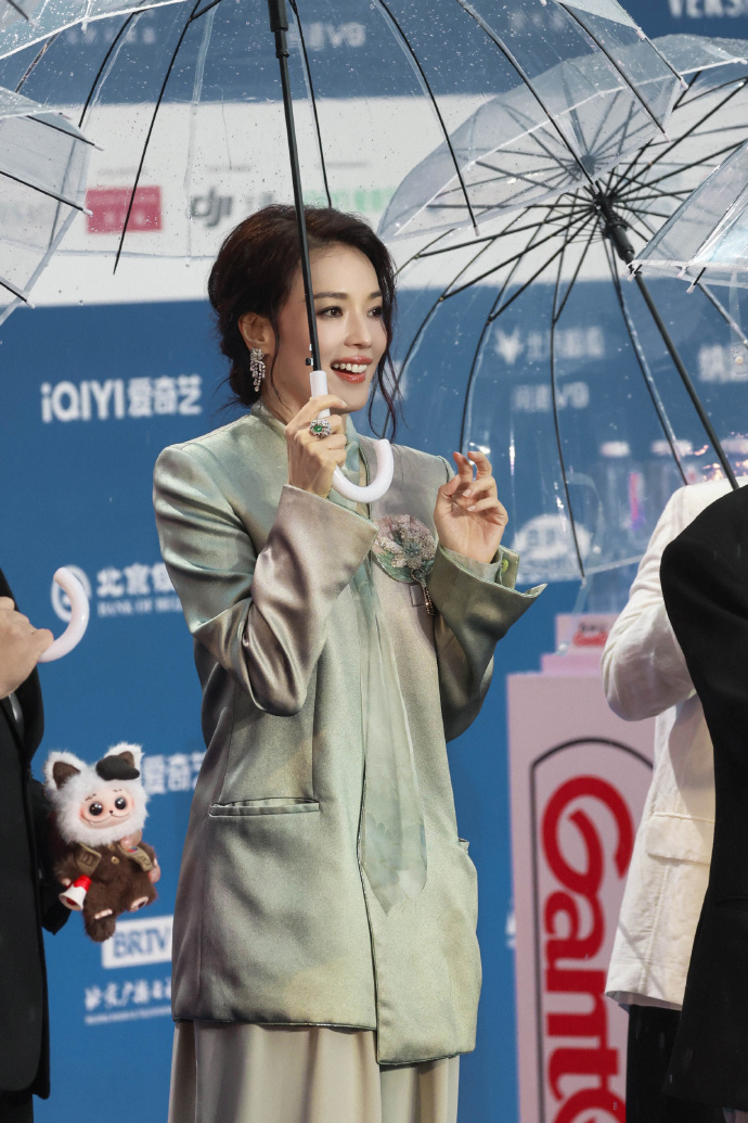 刘亦菲为啥要打这么一把伞?