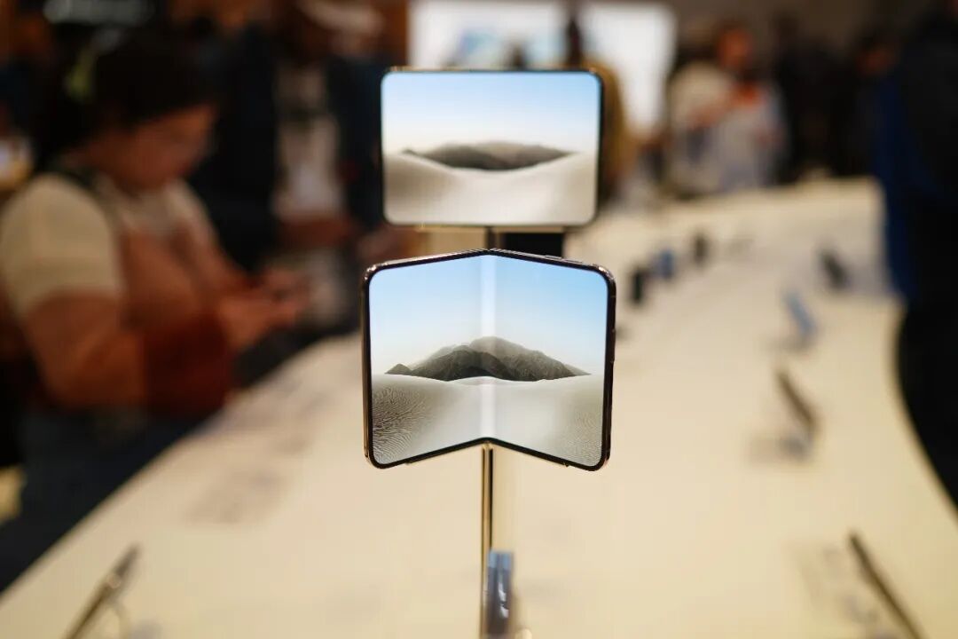刚买的就出故障?苹果回应iPhone Duo“裂屏”问题