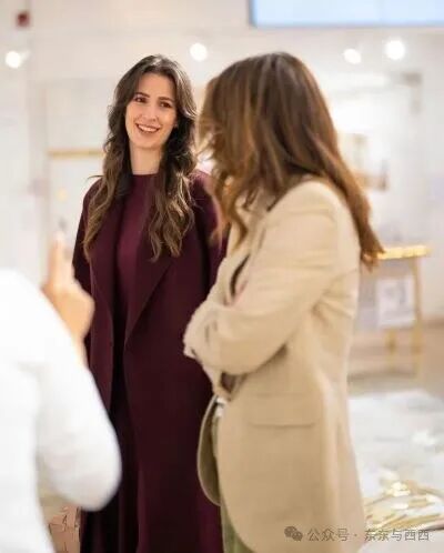 Princess Rajwa visits art gallery in Amman with Queen Rania