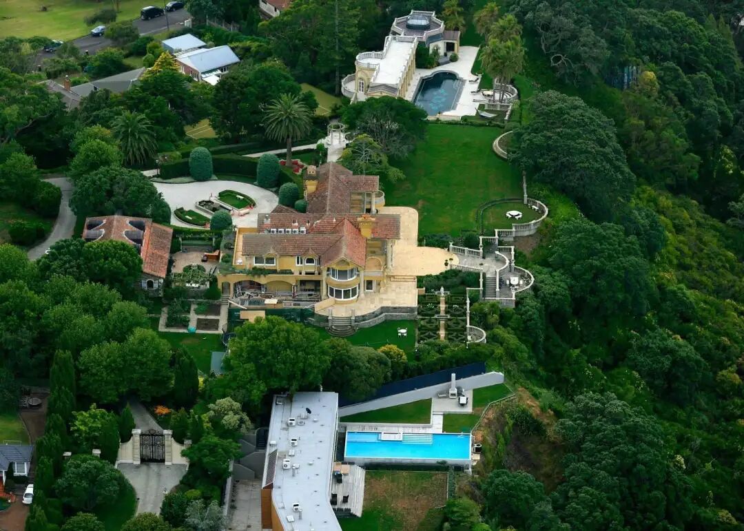 Billionaire Graeme Hart's $140m estates clock up massive bills - NZ Herald
