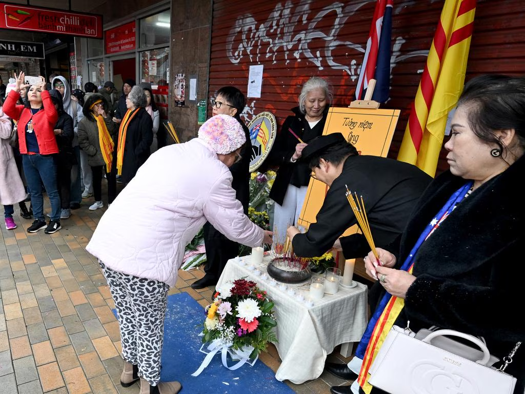 “我们受够了!”澳亚裔店主遭青少年围殴身亡!数百人集会示威,要求法律从严、加强警力巡逻