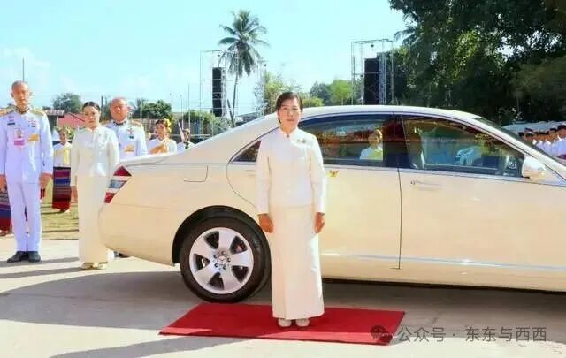 诗妮娜母亲好风光!乘坐泰王御车出席公务,身份已经是诰命夫人_搜狐网