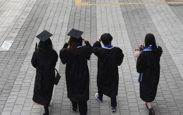 《我们假装教,他们假装学》:英国、澳洲的“水硕”原来都是这么来的……