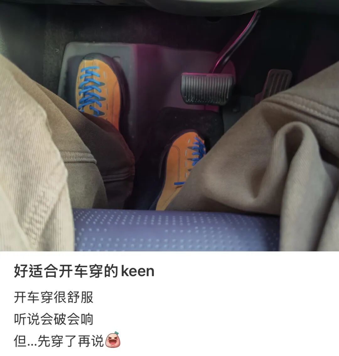 抛弃高跟鞋的年轻人,又捧红了“美丽刑具”