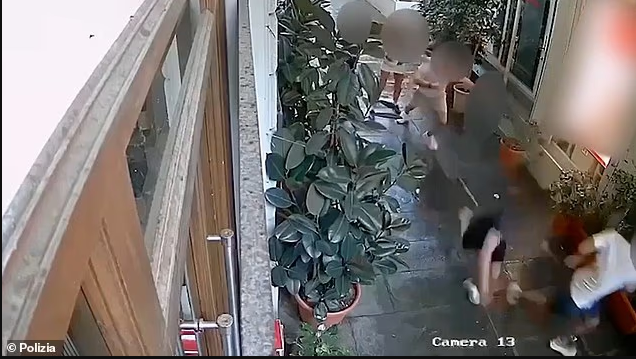 外国游客当场吓傻！一家三口出国旅游，突然被人当街喷辣椒水，2.3万美元名表被抢走