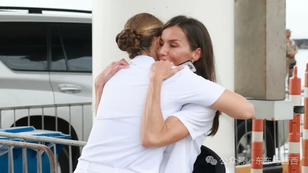 El abrazo entre la Reina Letizia y la Princesa Leonor en la llegada del  'Elcano' a Panam&aacute;