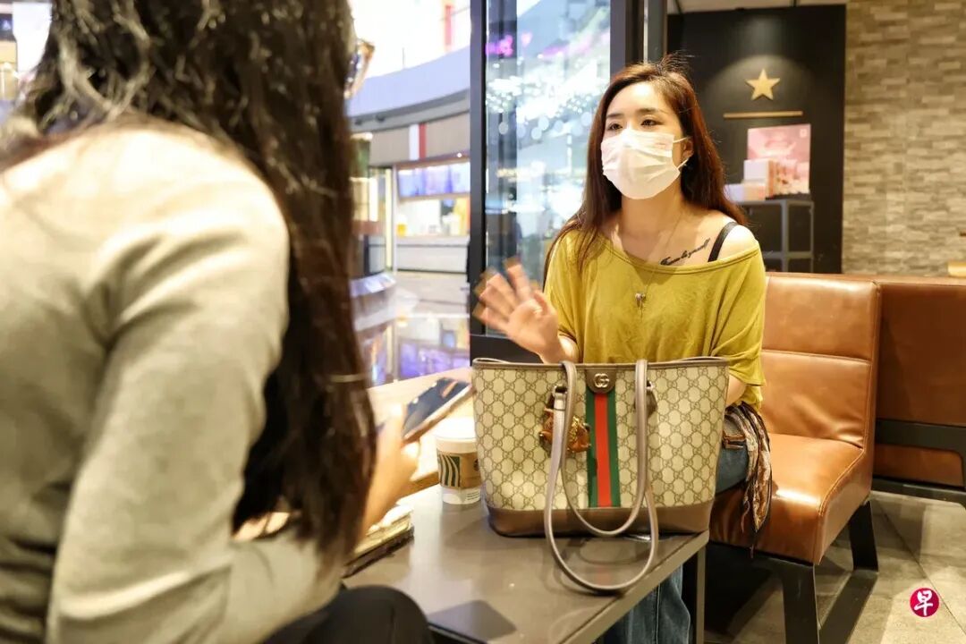 中国女子在新加坡轻信搭讪男子，当街被抢装满现金的名牌包，狂追两条街