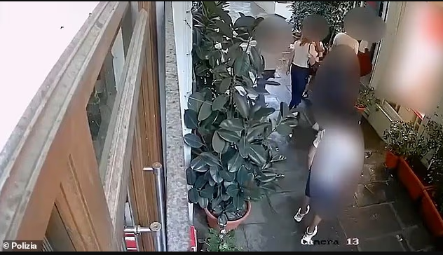 外国游客当场吓傻！一家三口出国旅游，突然被人当街喷辣椒水，2.3万美元名表被抢走