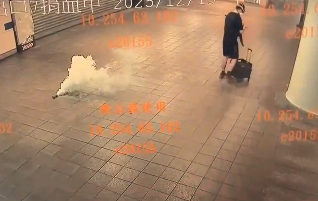犯嫌在連通道捐血中心外丟擲多顆煙霧彈、汽油彈。(圖/翻攝畫面)