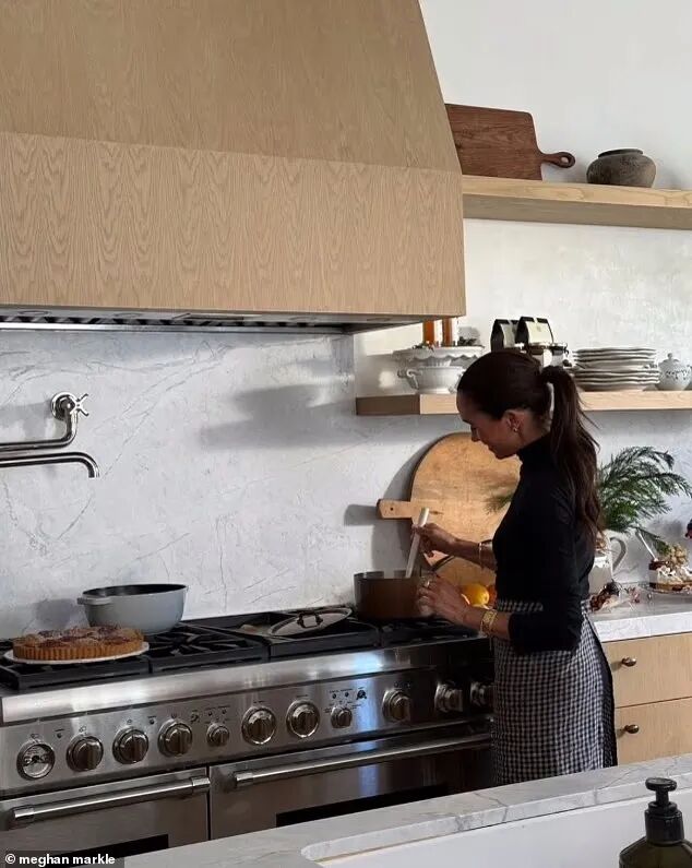 梅根搓麻将演贵妇翻车,哈里返英靠戴妃捞金,威廉不能忍的事发生了