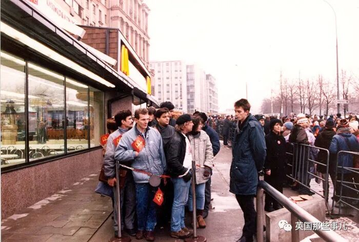 first-mcdonald-restaurant-opens-soviet-union-moscow-russia-1900-21-5b963c7f16bf0__700.jpeg 图片