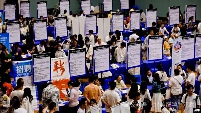 资料照片：江苏淮安的一个招聘会现场。(2024年6月2日)