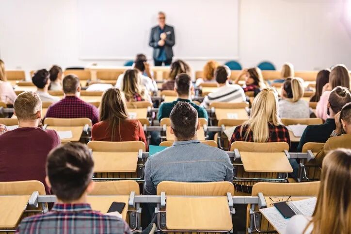 《我们假装教,他们假装学》:英国、澳洲的“水硕”原来都是这么来的……