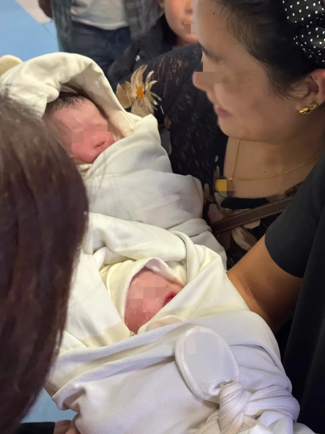 一父亲发帖称喜迎“国庆宝宝”双胞胎，4000多名网友在线帮取名，有人提议叫“国庆、十一”，当事人：打算第二字都用“国”