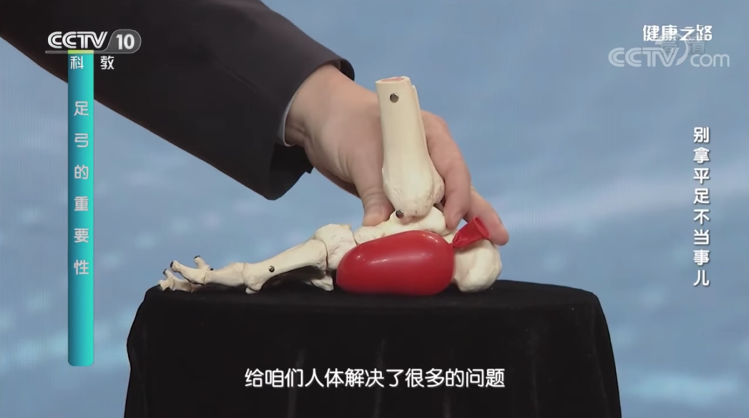 抛弃高跟鞋的年轻人,又捧红了“美丽刑具”