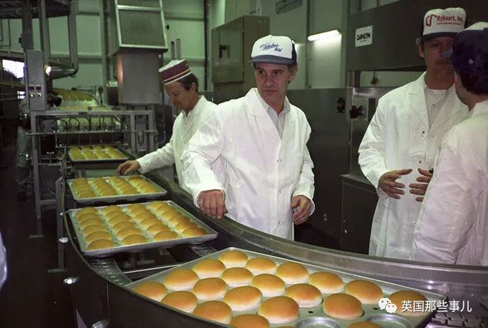 first-mcdonald-restaurant-opens-soviet-union-moscow-russia-1900-42-5b963caf2447a__700.jpeg 图片