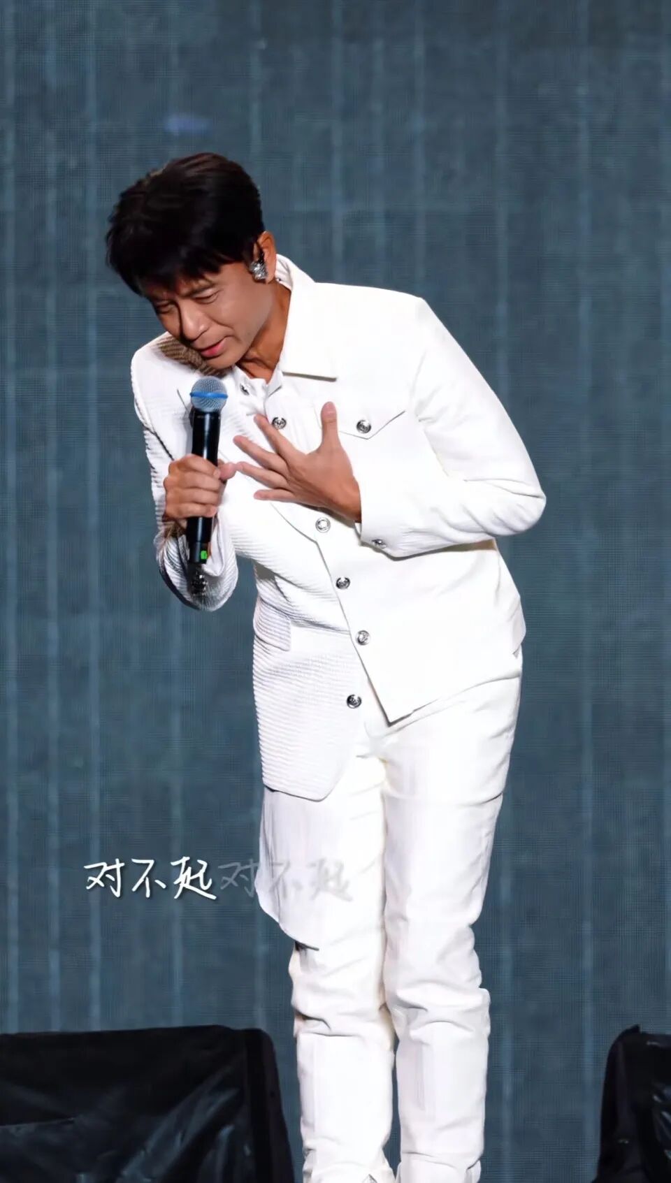 现实版“人在囧途”！李克勤演唱会迟到2小时，飞机中途备降、电车半路没电…18小时极限赶场，凌晨登台连说六七声“对不起”