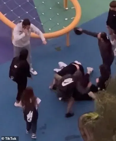 两名年轻人跳到这名女子身上，而她的男伴则大声呼救