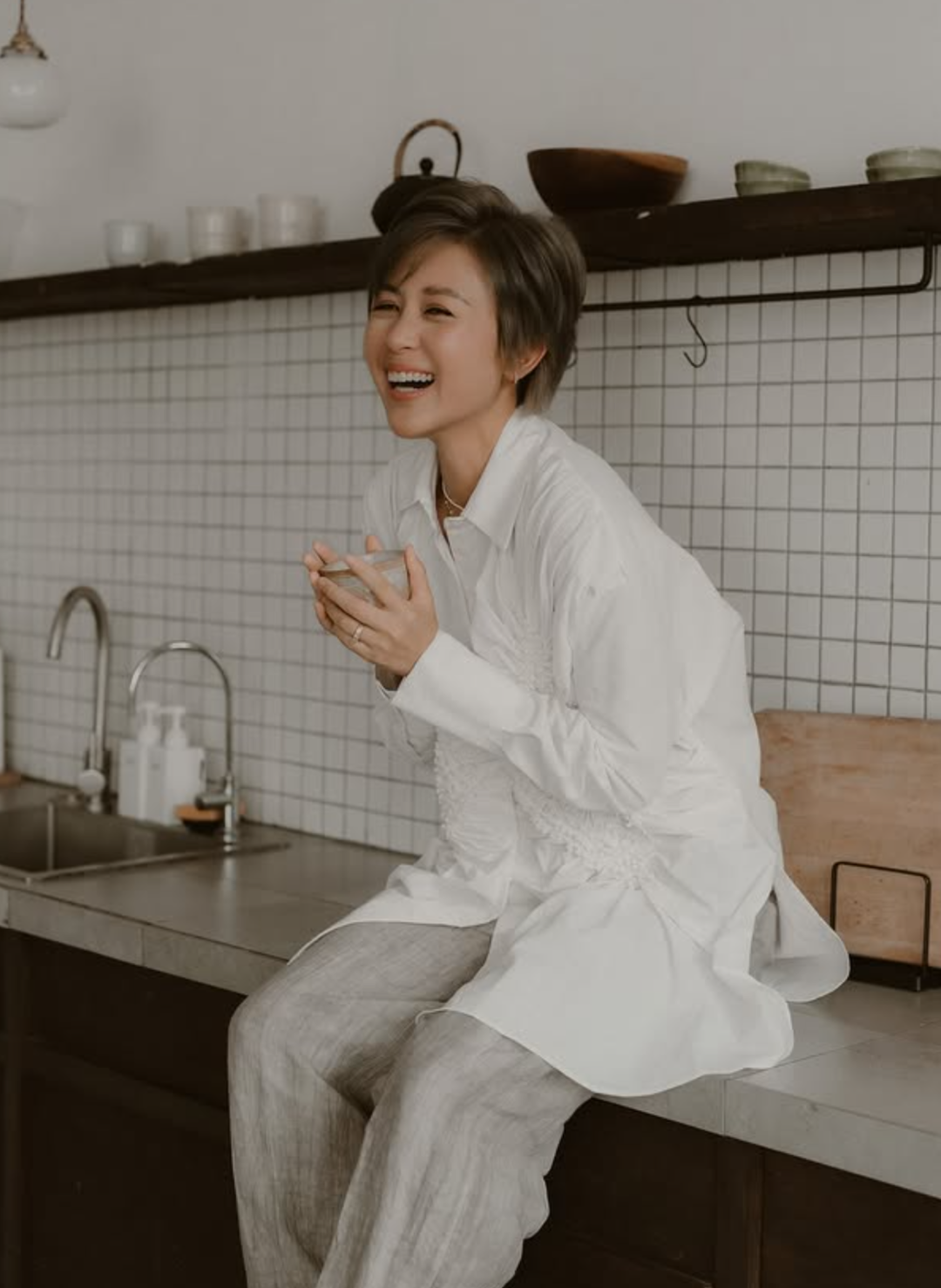 刀插肚子还在笑! 知名TVB女星被曝重度抑郁 持刀威胁经纪人 遭起诉追讨收入!