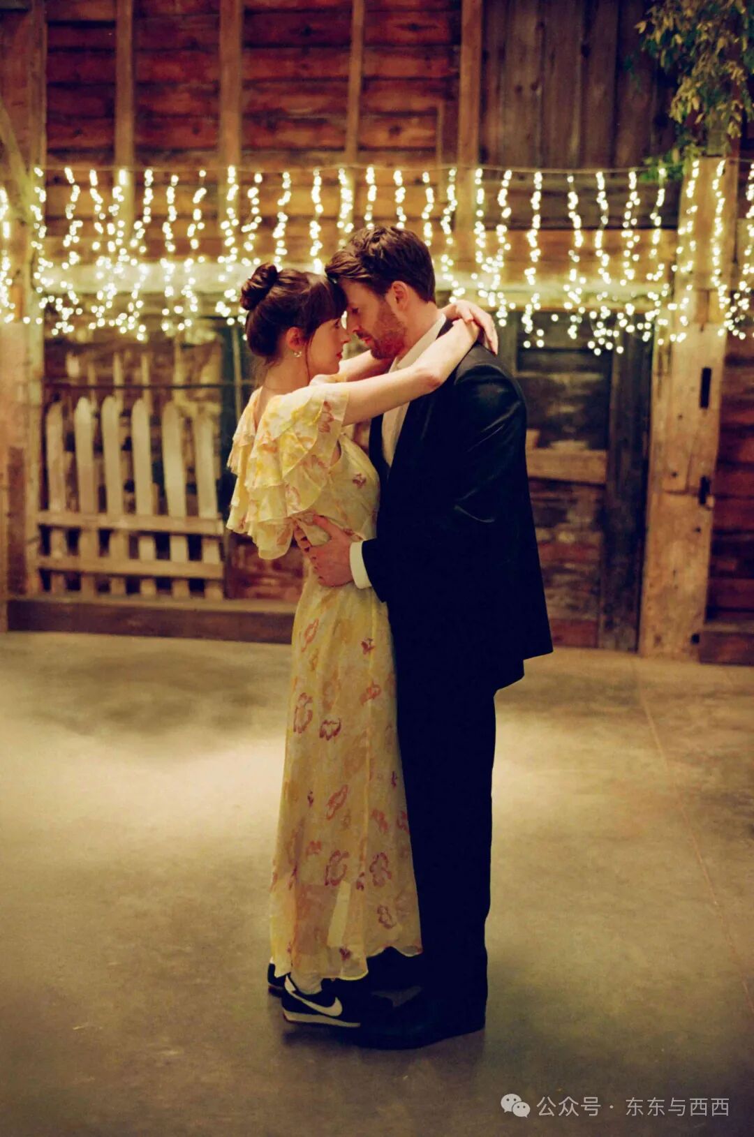 Dakota Johnson and Chris Evans in Materialists