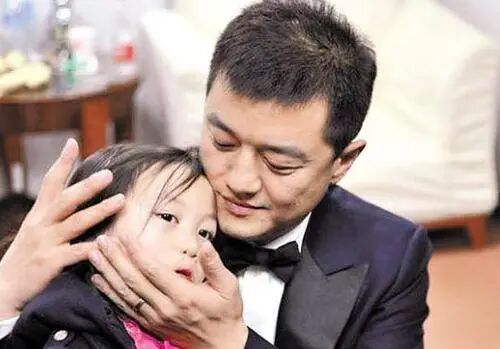 李亚鹏女儿天生兔唇,却让人同情不起来,只因她是天后之女?_搜狐网