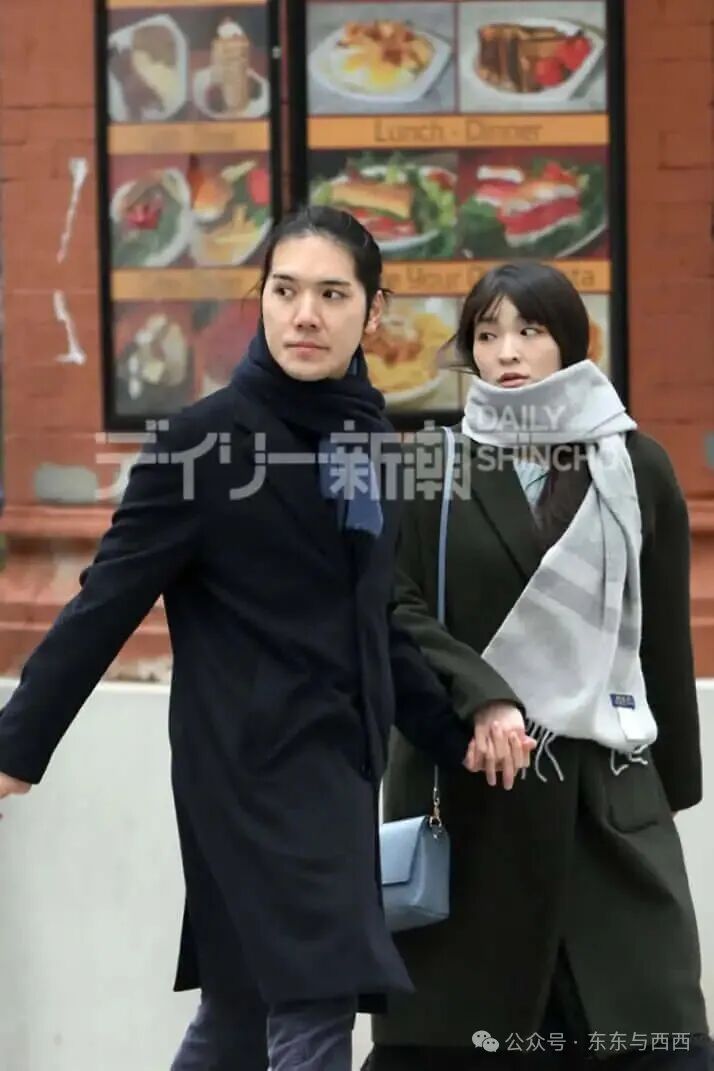 2025年版 最新画像】小室眞子さん、圭さん夫妻「ニューヨーク生活」の現在 私服の“ゆったりコート”で幸せいっぱいのショッピングデート(4ページ目) | デイリー新潮