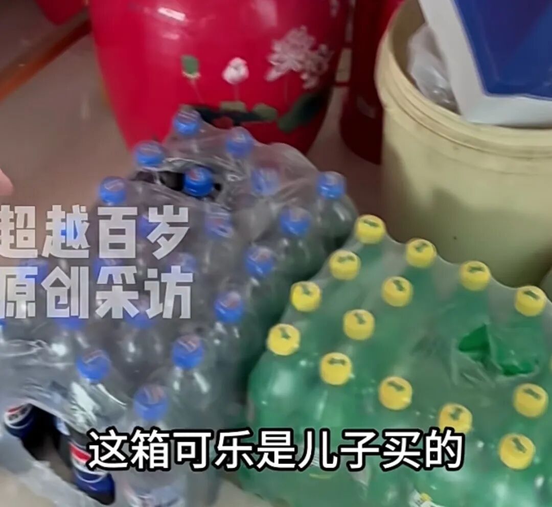 101岁老人可乐雪碧整箱囤着喝,梭子蟹能吃光一整盘,每天坐按摩椅疏通经络、放松身体,称“吃好用好是头等大事,存款大多花在吃上”