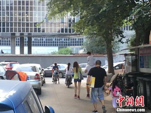 被魔化的家委会满是“戏精” 年轻家长育儿心切难掩现世焦虑