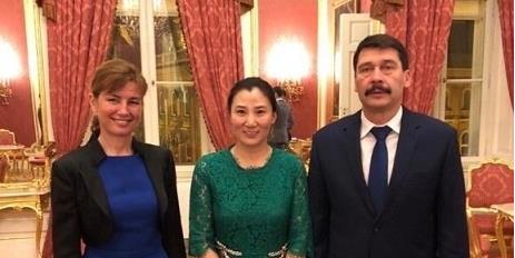第一人！中国速滑女教练张晶被授予匈牙利国家级勋章！
