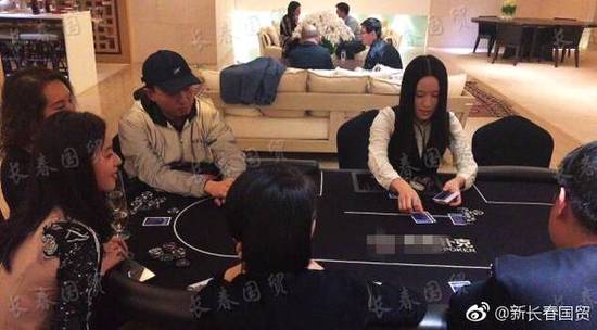 名媛社交！章泽天跑邓文迪豪宅打牌 表情亮了