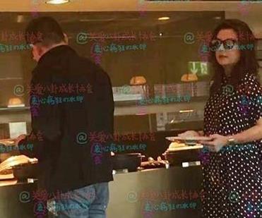 赵薇携家人迪拜旅游 被拍到小腹凸起惹二胎疑云